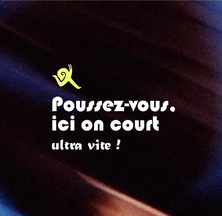 “Poussez-vous, ici on court ultra vite !” in yellow on a dark motion-blurred background
